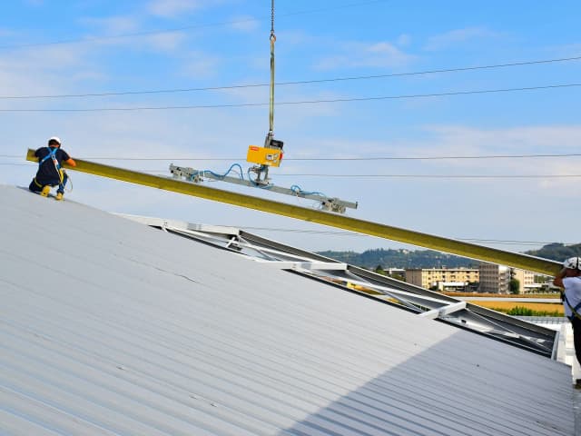 Glaszuiger voor het veilig verplaatsen van glazen panelen