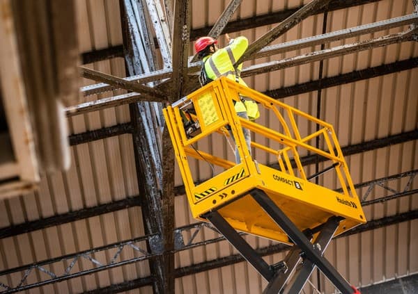 Compacte Haulotte Compact 8 hoogwerker voor professioneel gebruik