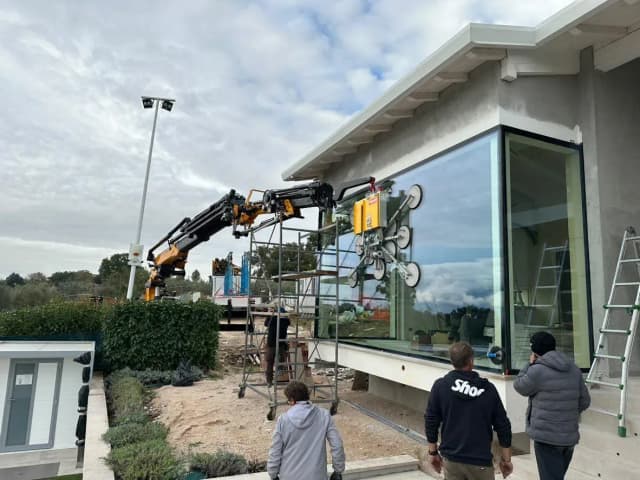 Glas hijsen met een professionele glaszuiger