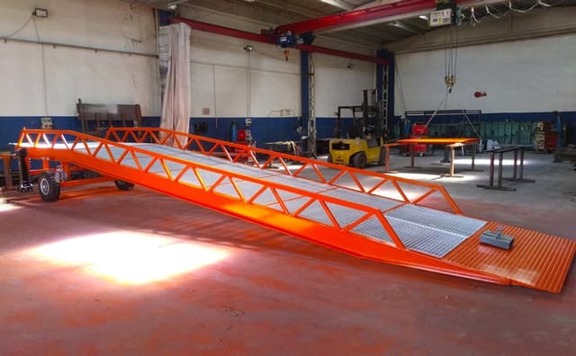 Saurus PYR-TW laadbrug voor het overbruggen van hoogteverschillen bij vrachtwagens en laadperrons