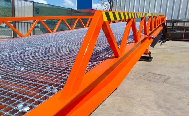 Saurus PYR-TW oprijbrug voor eenvoudig laden en lossen van machines en goederen