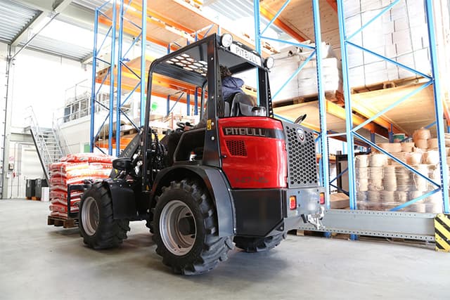 Pitbull compacte lader te huur Pitbull compacte lader te huur voor diverse werkzaamheden