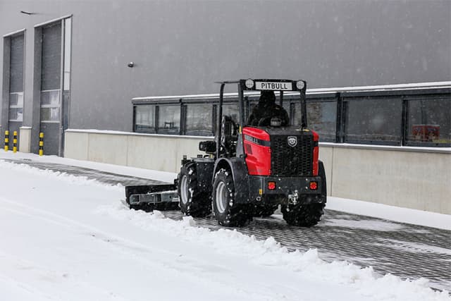 Pitbull minilader voor grondverzet Pitbull minilader voor het verplaatsen van grond en materialen
