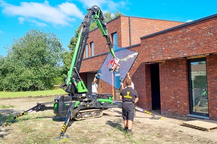 bg-lift-m250-li-ion-compact-kraan-glas-plaatsen Bg Lift M250 Li-ion compactkraan met glaszuiger aan het hijsen