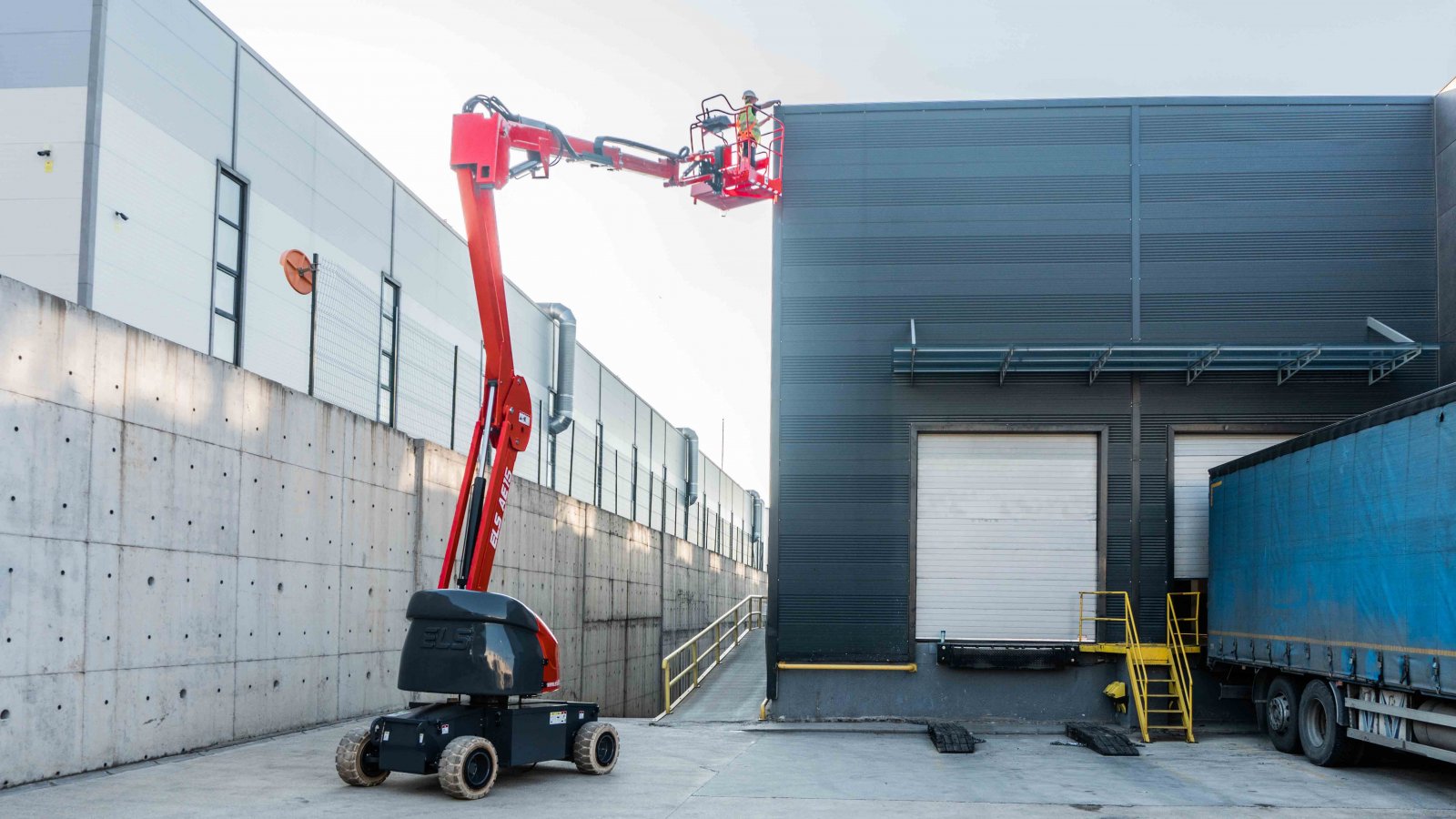 ELS Lift AE15 voor binnen en buiten ELS Lift AE15 knikarmhoogwerker voor binnen- en buitengebruik